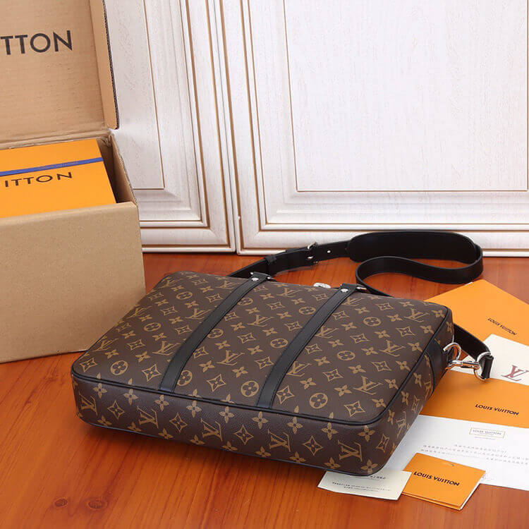 Replica LV Porte-Documents Voyage PM M52005 (3)