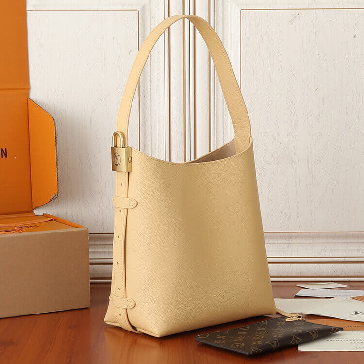 Replica LV Low Key Hobo PM M25353 (3)