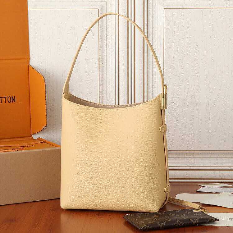 Replica LV Low Key Hobo PM M25353 (4)
