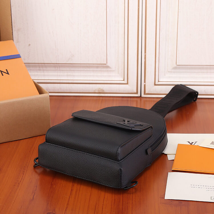 Replica LV Pilot Slingbag M23736 (5)