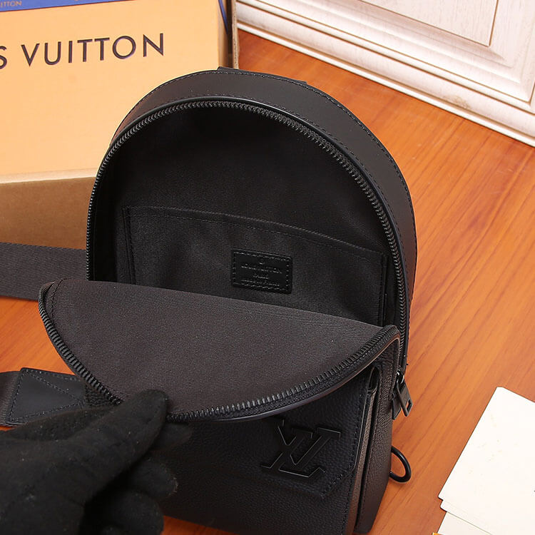 Replica LV Pilot Slingbag M23736 (6)